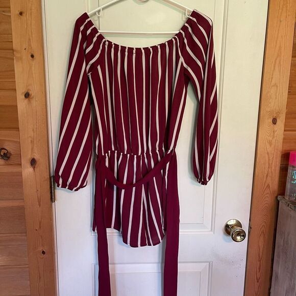 Forever 21 Womens romper size M
Burgundy and white - Picture 4 of 7